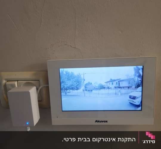 מסך אינטרקום עם תצוגת מצלמה חיצונית